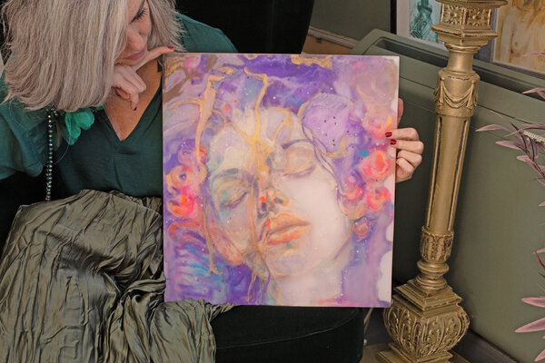 Patricia Caldevilla in de studio: Trabajo con la resina epoxi en capas , brillante o lijada. consiguiendo diferentes acabados