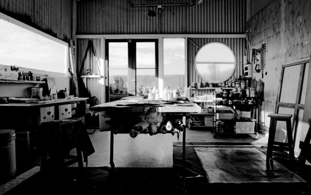 Daniel Vidal dans le studio: mi taller en el barrio de La Boca.  barrio de artistas, desde mis ventanales se puede ver el Puente trasbordador, el Museo Quinquela Martin y la Bombonera (cancha de fotbol del club Boca Juniors)