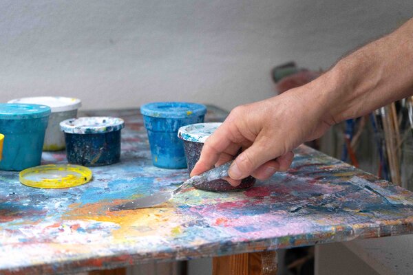 Peter Stahr in de studio: Anmischen von Farben und Texturen