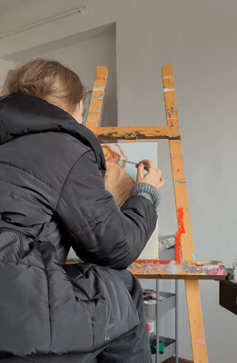 Alona Parnevich im Studio: It gets cold in the studio in winter, but that never stops me.