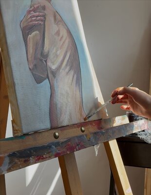 Alona Parnevich im Studio