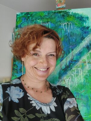 Marina Burgenmeister in de studio: Nimm dir Zeit, um glücklich zu sein. Kunst zeigt das Unaussprechliche!