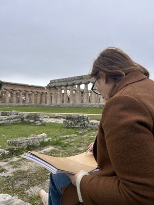 Sonja Kalmanfi nello studio: Templi di  Paestum, 1/2026, das Tor zum Cilento