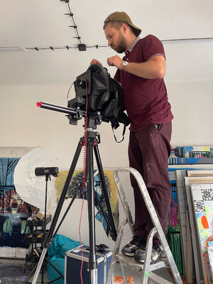 Yehor Lemzyakoff in de studio: On set at the Kinga Burek workshop