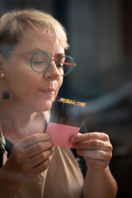 VESNA GARIC im Studio: Préparation de la feuille d'or