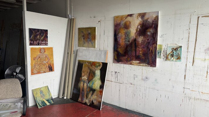 Gillian Holding en el estudio: Paintings awaiting transport