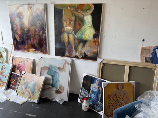 Gillian Holding en el estudio: Sorting and packing for London show 2025