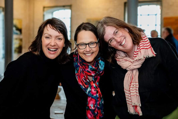 Anette Schnoor in de studio: Malgruppe: Wir "Robertas" bei unserer ersten Ausstellung 2024 in der Flensburger Walzenmühle.