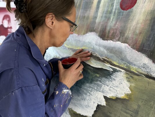 Anette Schnoor in de studio: Arbeit an der "Inselwelt"  2025