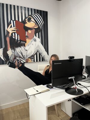 Nana Artamonova in de studio