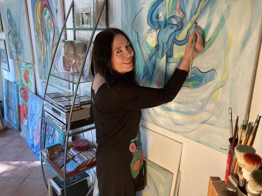 Gudy Steinmill-Hommel in de studio: bein der Arbeit