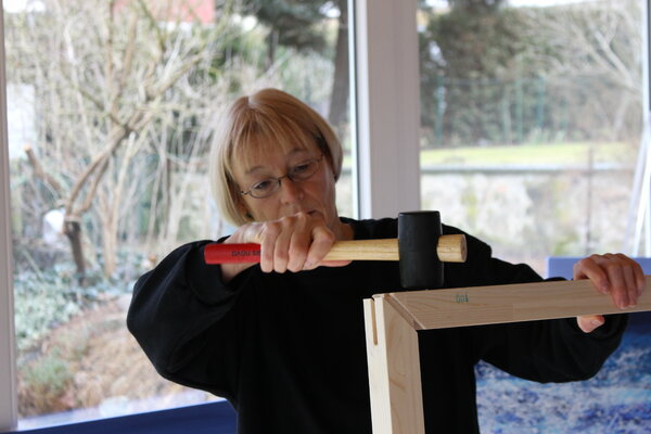 Ulrike Schmelter dans le studio: Keilrahmenbauen ...