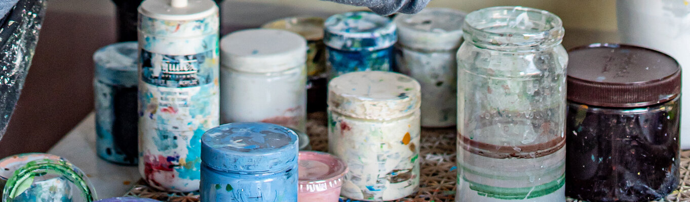 Suzanne Kubach im Studio: paints!