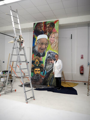 Uwe Fehrmann en el estudio: Der Hamburger Künstler und Kunstpreisträger Uwe Fehrmann vor seinem Gemälde „Nationen" im Atelier.