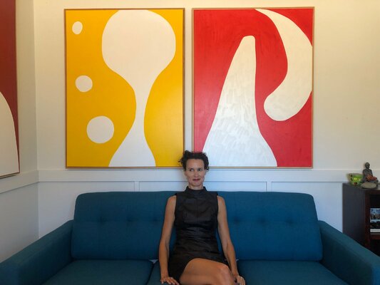 Kerry Campbell dans le studio: artworks on the wall in my studio, sitting on the couch