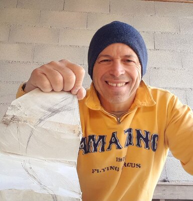 JUAN MANUEL CARRACEDO in de studio: Dans mon atelier , avec une pierre prête à être taillée... enfin si elle veut bien ce laisser faire !