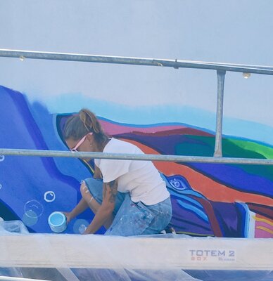 Perrine Gimenez im Studio: Fresque collaborative à l'école Anne Frank (St André de Sangonis, 34)