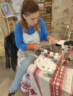 Perrine Gimenez im Studio: Atelier de customisation au château de Malmont