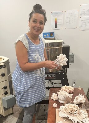 Asmae Laraqui in de studio: Firing glass over porcelain in Montreal - 2023