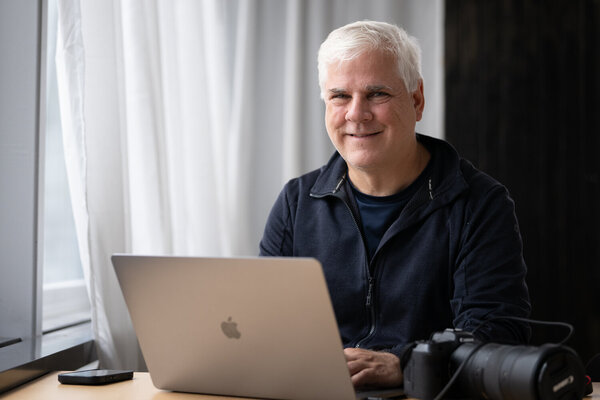 Christoph Linsi in de studio: Bei der Bildbearbeitung
