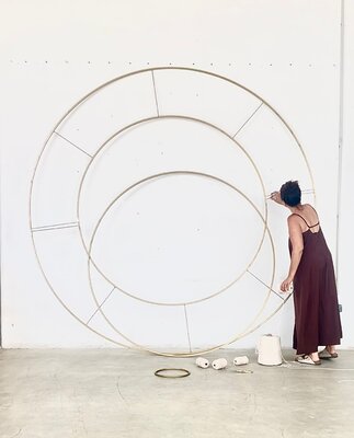 Beatriz Constán nello studio: Montaje de la urdimbre.