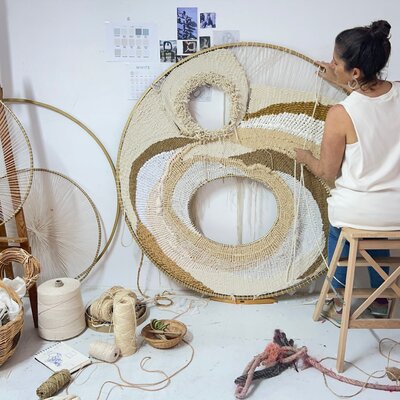 Beatriz Constán nello studio: Creando el tapiz.