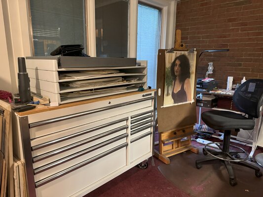 Joanne Joki dans le studio: Garage tool cabinet make excellent paper and material storage