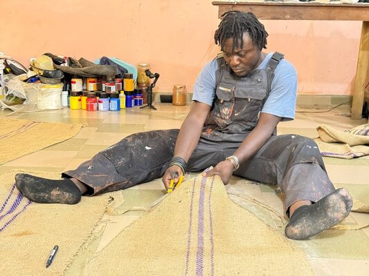 Paterne DOKOU in de studio: Traitement de la toile de jute