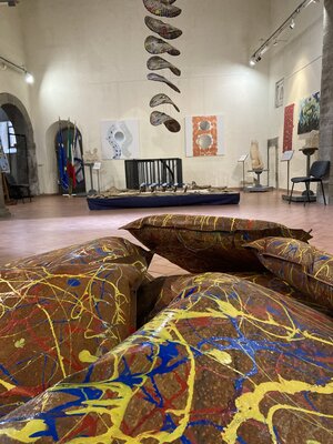 Valter Vari en el estudio: Panoramica di parte della mia area alla mostra tripersonale "+Energia Nuova" al Museo Civico di Marino (RM)