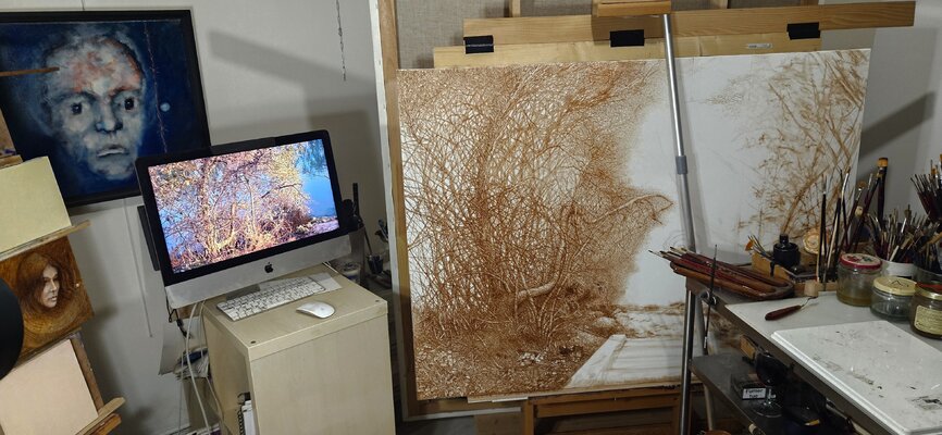 Daniel OLIVIER nello studio: 12 novembre 2025, une photo de mon atelier, avec peinture en cours, mise en place du sujet, terre d'ombre brulée et ocre rouge, à l'essence de térébenthine, 130 x 97 cm...et ensuite glacis !!! Une longue route !!!