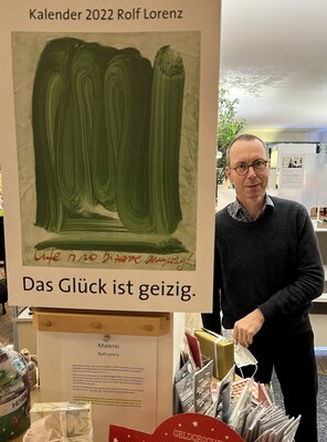 Rolf Lorenz im Studio: A2-Kalender 2022 im Büromarkt Scharr