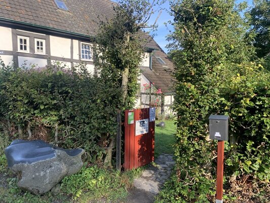 Annett Coumont in de studio: Artist Atelier Annett Coumont "Halfen Dombach 1" in the listed half-timbered house in a nature reserve near Cologne / Germany