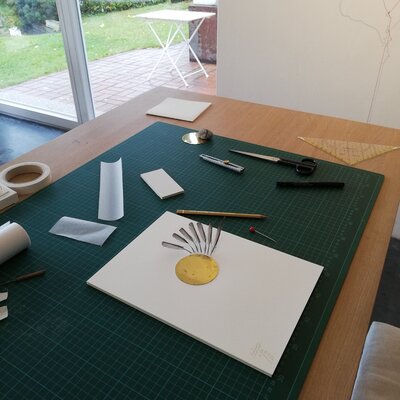 ANJA ASCHE nello studio: ANJA ASCHE – Arbeit an der Collagenserie „Prägung"