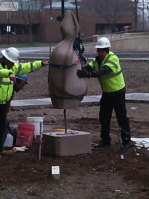 Alice Kiderman in de studio: installation of a public art  commission - Akron, Ohio
