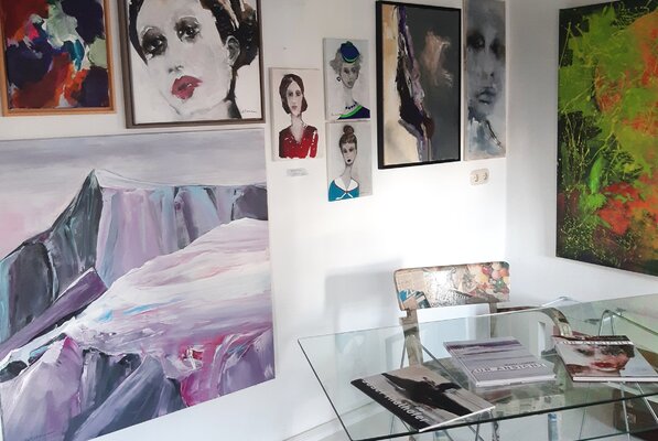 Monika Lehmann nello studio: Blick in die Galerie im Künstlerhaus Reichling - Kunst von Monika Lehmann - Werkreihe "FACES" und "GLETSCHER"