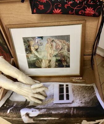 Ilona Johanna Plattner in de studio: Temporäres Atelier, während der Einzelausstellung in der Galerie Oberstdorf, Trettachhäusl