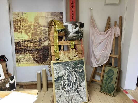 Ilona Johanna Plattner in de studio: Temporäres Atelier, während der Einzelausstellung in der Galerie Oberstdorf, Trettachhäusl