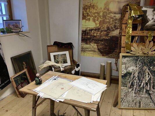 Ilona Johanna Plattner in de studio: Temporäres Atelier, während der Einzelausstellung in der Galerie Oberstdorf, Trettachhäusl 2021
