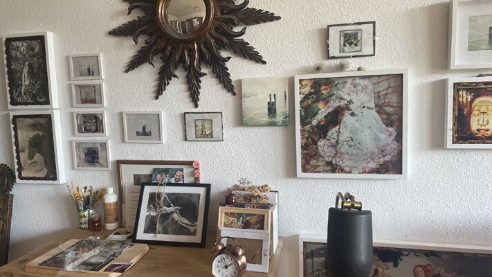 Ilona Johanna Plattner in de studio: Verschiedene Bilder in meinem Atelier/Wohnung