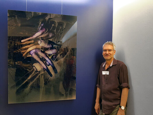 Chris Kister in de studio: Chris Kister vor seinem Werk anlässlich der Vernissage zur Freelens Grupenausstellung "Konsum" 2021