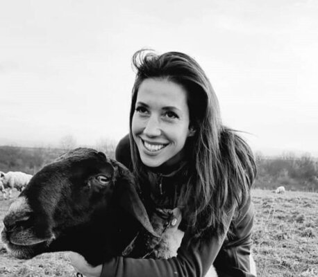 Sabine Kreusch in de studio: I explore the quiet connection between human and nature. The simple act of being close to the animal world inspires much of my artistic vision.