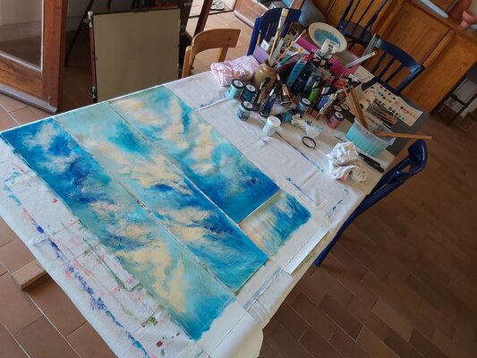 Hélène Zenatti in the Studio: Atelier de vacances, en Corse, travail sur "Bleu canicule", tableau de la série des "Romans graphiques". 2025