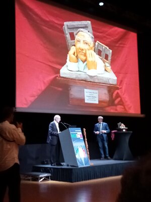 Paolo Cristiani in de studio: Presentazione della scultura prima della premiazione all'Auditorium di Fiera Milano (oltre 3000 presenti) - WCEE2024