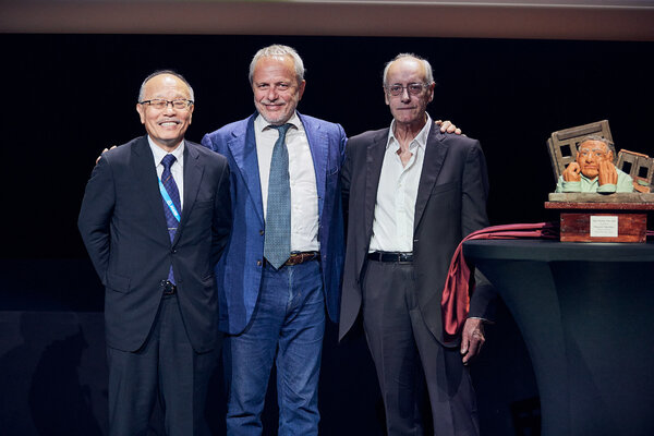 Paolo Cristiani in de studio: Con il Prof. Michele Calvi ed il Prof. Nakashima, sul palco durante la premiazione - WCEE2024