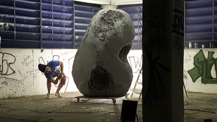 Nikola Nikolić nello studio: The shared studio with my then-girlfriend, that's her sculpture, i am just painting it. Thought it was a cool photo.