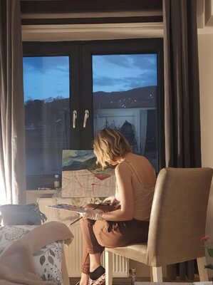 Elizaveta Selezneva nello studio: Painting in the hotel of Bursa
