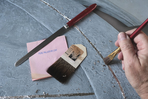 Vitaly Moiseev im Studio: Gilding in progress — the seventh piece from the “Echoes of Silence” series.