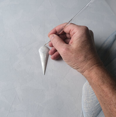 Vitaly Moiseev in de studio: Work in progress — the eighth piece in the “Echoes of Silence” series begins to take form.