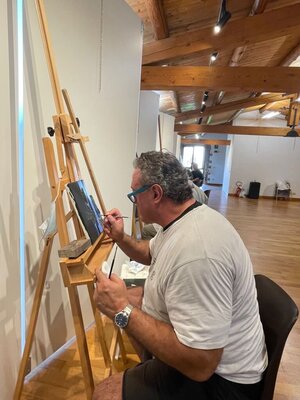 luca Ripamonti in de studio: Ritratto nel corso di una lezione di arte iperrealista
