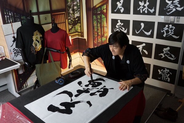 calligrapher MADARA in de studio: Medium-sized pieces are created on the studio table.